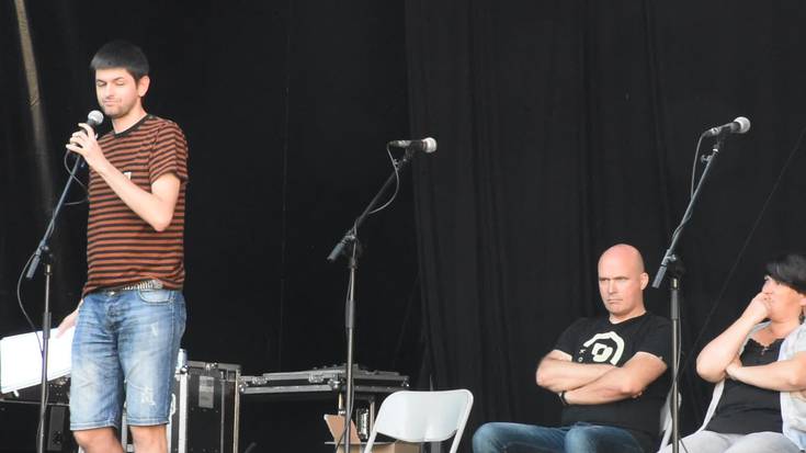 Enbeita, Mendiluze, Alberdi, Egaña, Lujanbio eta Arzallus bertso eskolako gaztetxoen esanetara