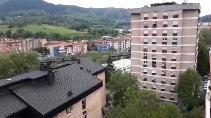 Balkoietan eta leihoetan Osasun arloko langileen alde txaloka | 40. eguna