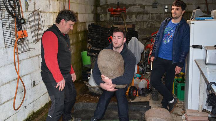 Lagun dezente animatu da Santa Krutz harriak probatzera, azken asteetan