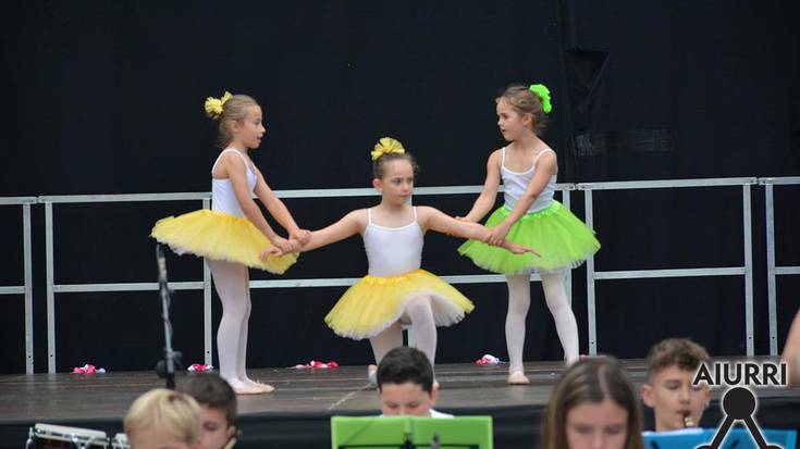 Azelaingo ballet dantzariak eta Udal Musika Eskolako musikariak elkarrekin
