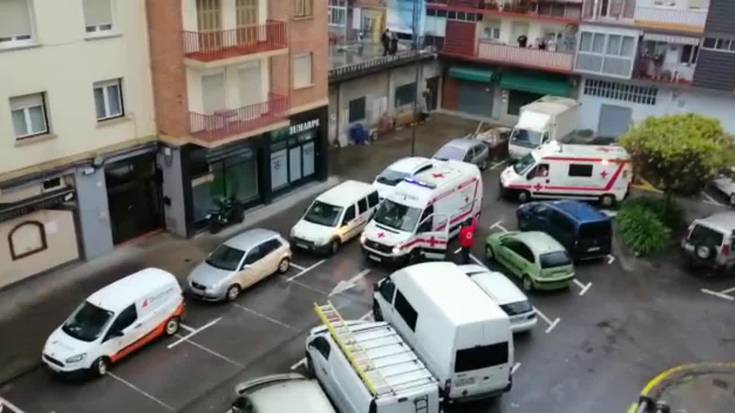 Balkoietan eta leihoetan Osasun arloko langileen alde txaloka | 24. eguna