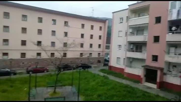 Balkoietan eta leihoetan Osasun arloko langileen alde txaloka | 29. eguna