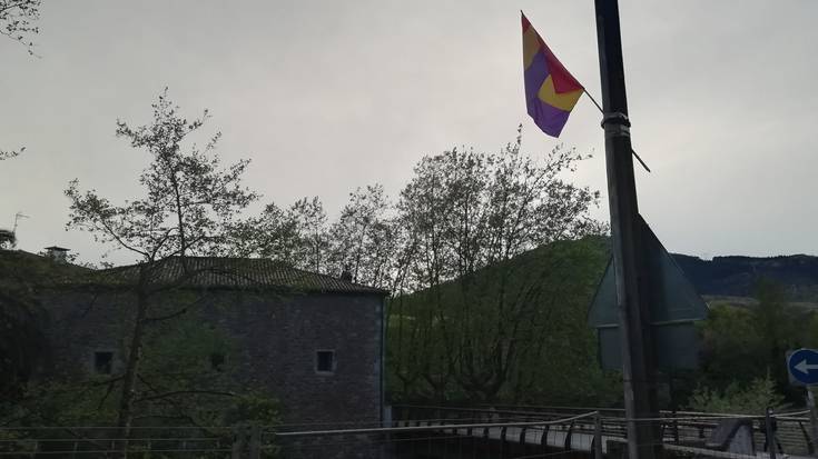 Bandera errepublikarra Udaletxean ez jartzeari buruz