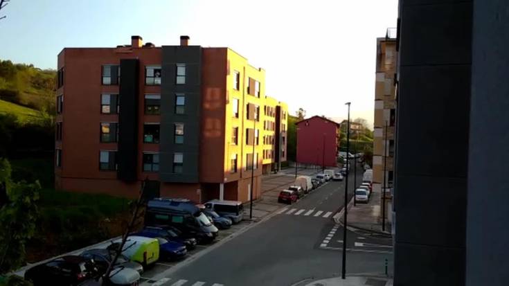Balkoietan eta leihoetan Osasun arloko langileen alde txaloka | 32. eguna