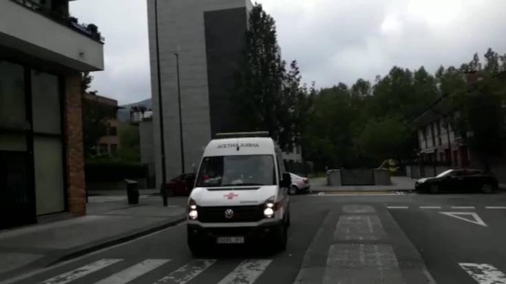 Balkoietan eta leihoetan Osasun arloko langileen alde txaloka | 43. eguna