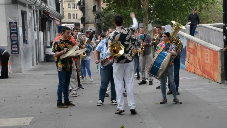 Udal Musika Eskolako Banda kalejiran, Latin Fest kontzertuaren aurretik