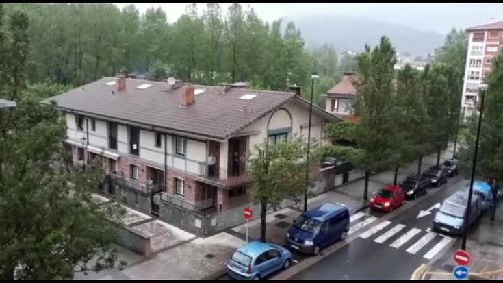 Balkoietan eta leihoetan Osasun arloko langileen alde txaloka | 39. eguna