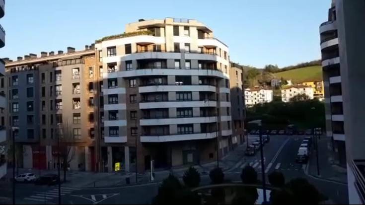 Balkoietan eta leihoetan Osasun arloko langileen alde txaloka | 26. eguna