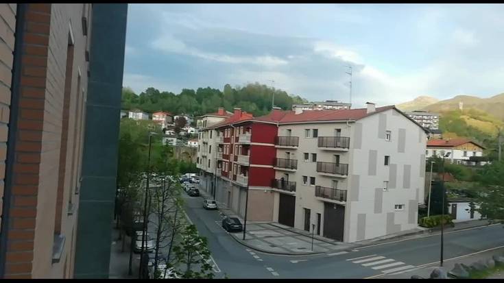 Balkoietan eta leihoetan Osasun arloko langileen alde txaloka | 33. eguna