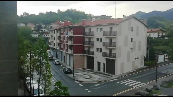 Balkoietan eta leihoetan Osasun arloko langileen alde txaloka | 36. eguna