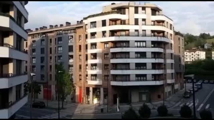 Balkoietan eta leihoetan Osasun arloko langileen alde txaloka | 41. eguna