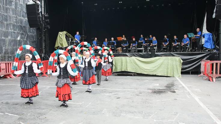 Olagaingo Txistulariak beren lagunekin: Arku dantza-Uztai Handi