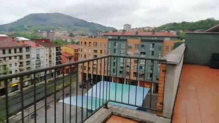 Balkoietan eta leihoetan Osasun arloko langileen alde txaloka | 37. eguna