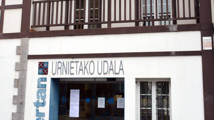 Udal zerbitzuak itxita, herriko jai egunarekin bat eginez