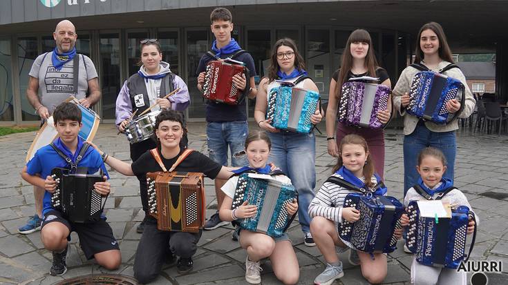 Kaleak girotu dituzte Udal Musika Eskolako trikitilariek, goiz partean