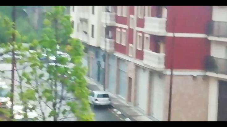 Balkoietan eta leihoetan Osasun arloko langileen alde txaloka | 34. eguna