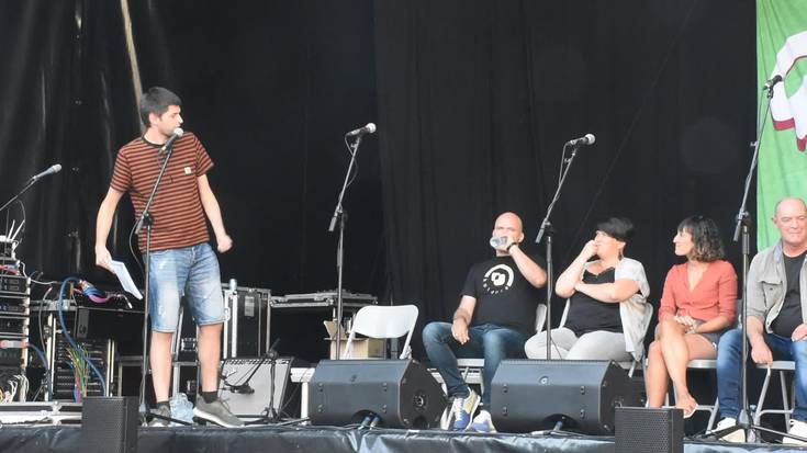 Enbeita eta Alberdi, bi emakume migratzaile, bata etorria eta bestea datorrena