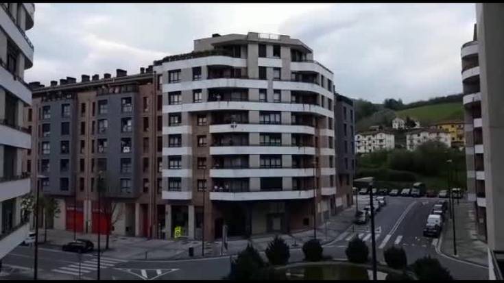 Balkoietan eta leihoetan Osasun arloko langileen alde txaloka | 30. eguna