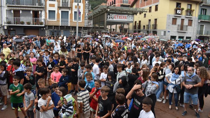 Salbadora jubilatuen elkarteak bota duen txupinazoarekin ekin zaie festei