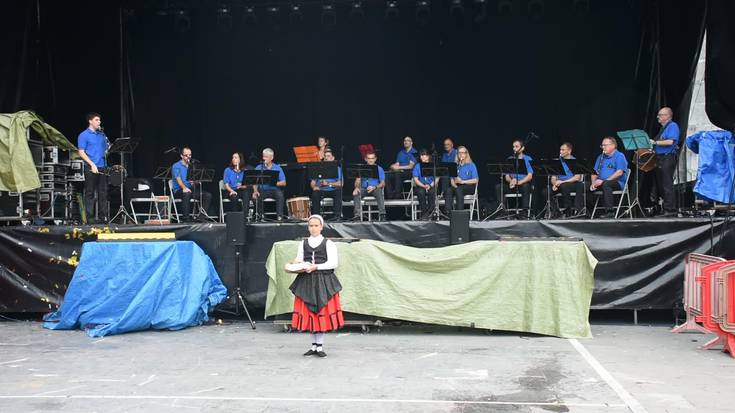 Olagaingo Txistulariak beren lagunekin: Sagar Dantza
