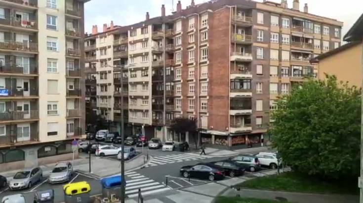 Balkoietan eta leihoetan Osasun arloko langileen alde txaloka | 38. eguna