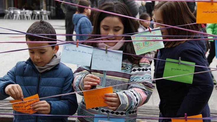 Hitz berriak nahiz zaharrak irakurri eta zintzilikatu dituzte ikasleek Malkar plazan