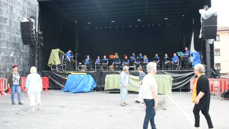 Olagaingo Txistulariak beren lagunekin: Iragorriko Esku Dantza