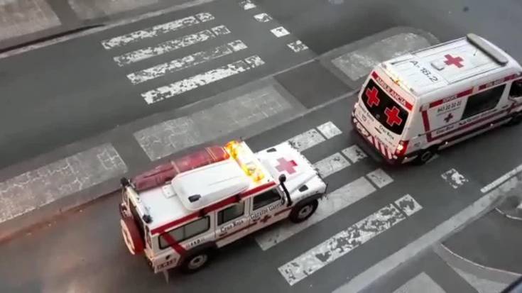 Balkoietan eta leihoetan Osasun arloko langileen alde txaloka | 42. eguna