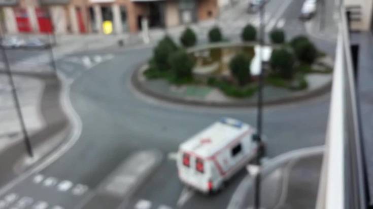 Balkoietan eta leihoetan Osasun arloko langileen alde txaloka | 27. eguna