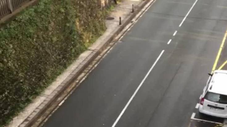 Balkoietan eta leihoetan Osasun arloko langileen alde txaloka | 35. eguna