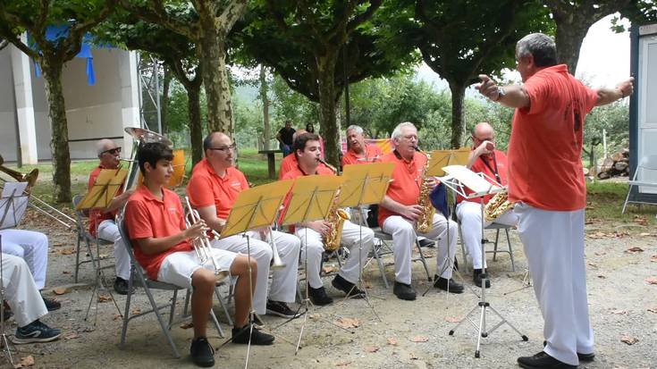 Gora Kaletxiki Banda San Esteban jaietan: Egunsentian (Benito Lertxundi)