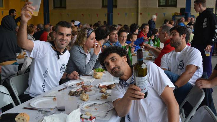 Herri bazkariarekin gozatzen, euriak aterpetzera behartu arren