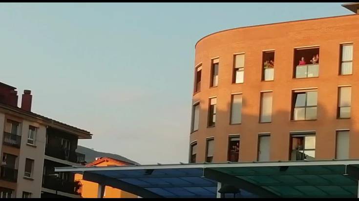 Balkoietan eta leihoetan Osasun arloko langileen alde txaloka | 31. eguna