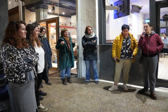 Amaia Agirre eta Maider Arregirekin bertso-poteoa dabil tabernaz taberna