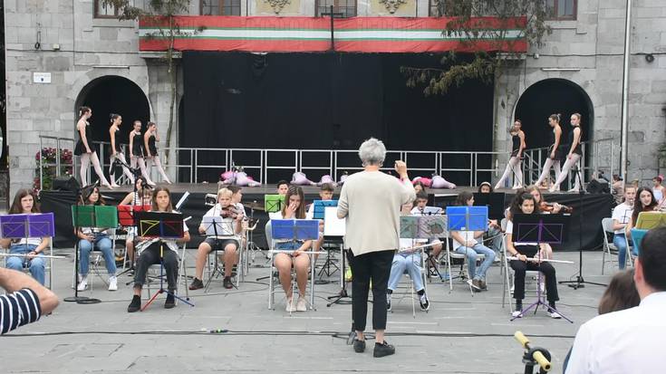 Azelain Balleteko dantzariak eta Udal Musika Eskolako musikariak, bigarren saioa